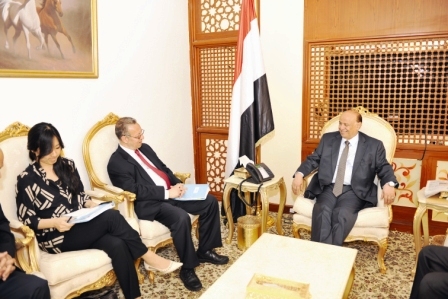 رئيس الجمهورية أثناء استقباله جمال بن عمر أمس